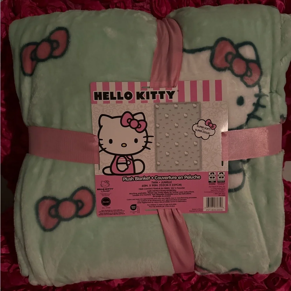 Hello kitty plush blanket 💚